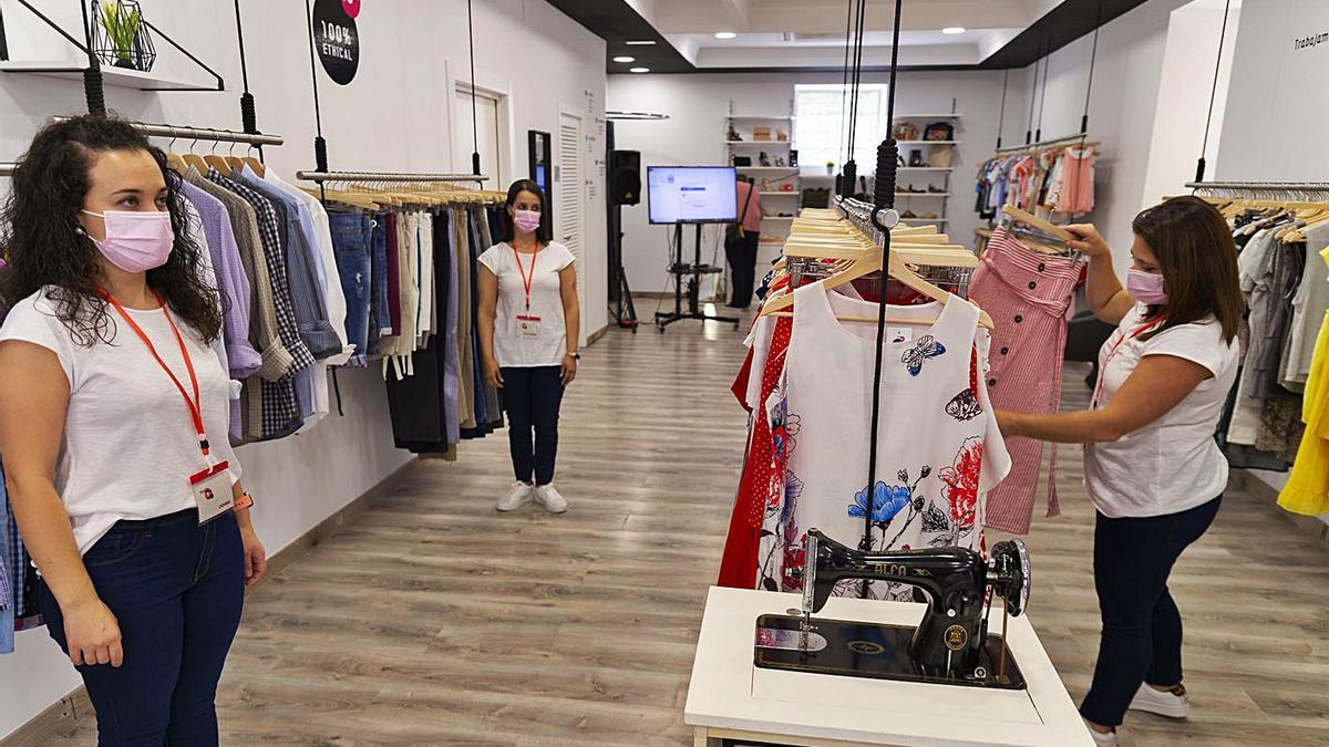 Abre la primera tienda de ‘Moda Re-’ de Cáritas | IVÁN URQUÍZAR