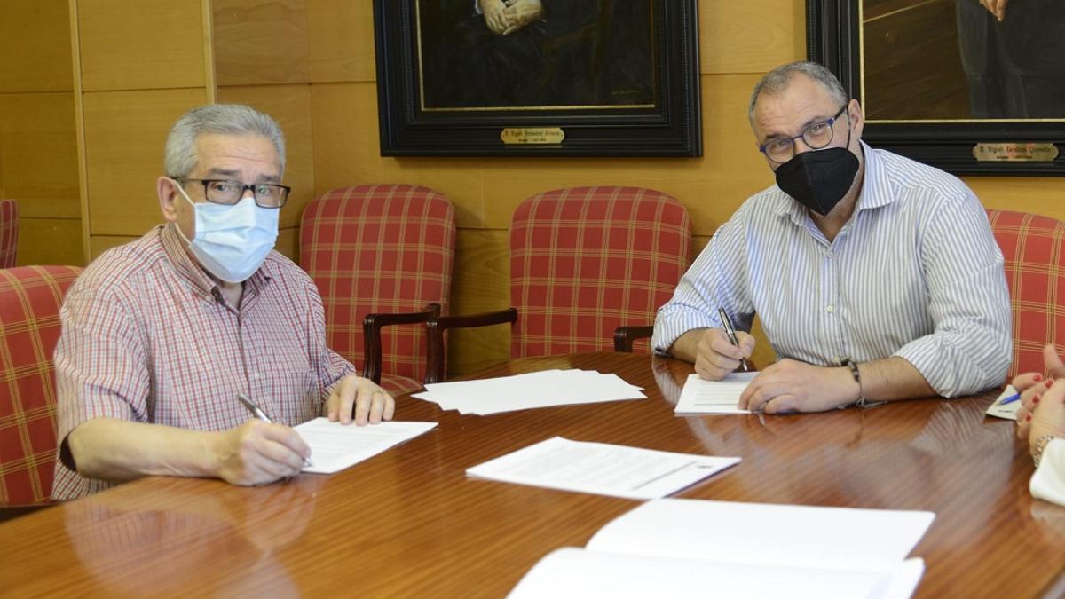 Luis Romero y César Carrasco firman el convenio.