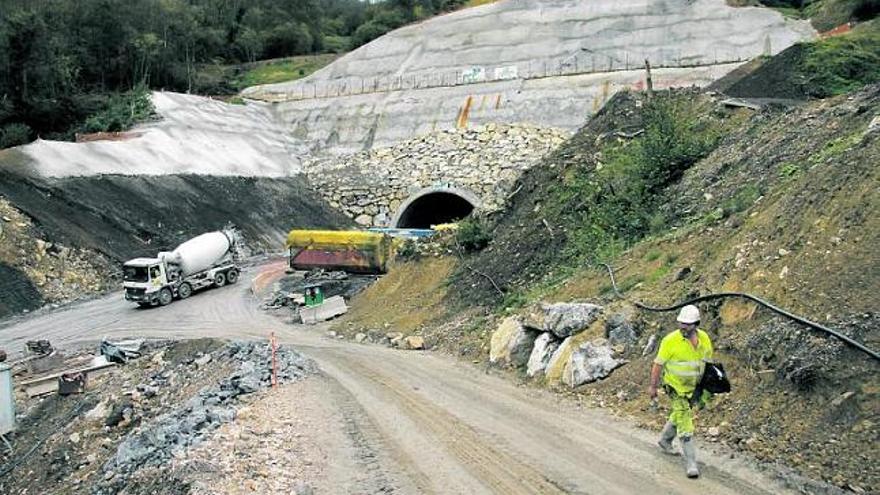 Las obras en el túnel de La Cruz, que formará parte del trazado de la futura «Y» de Bimenes, que se financia con los fondos mineros.