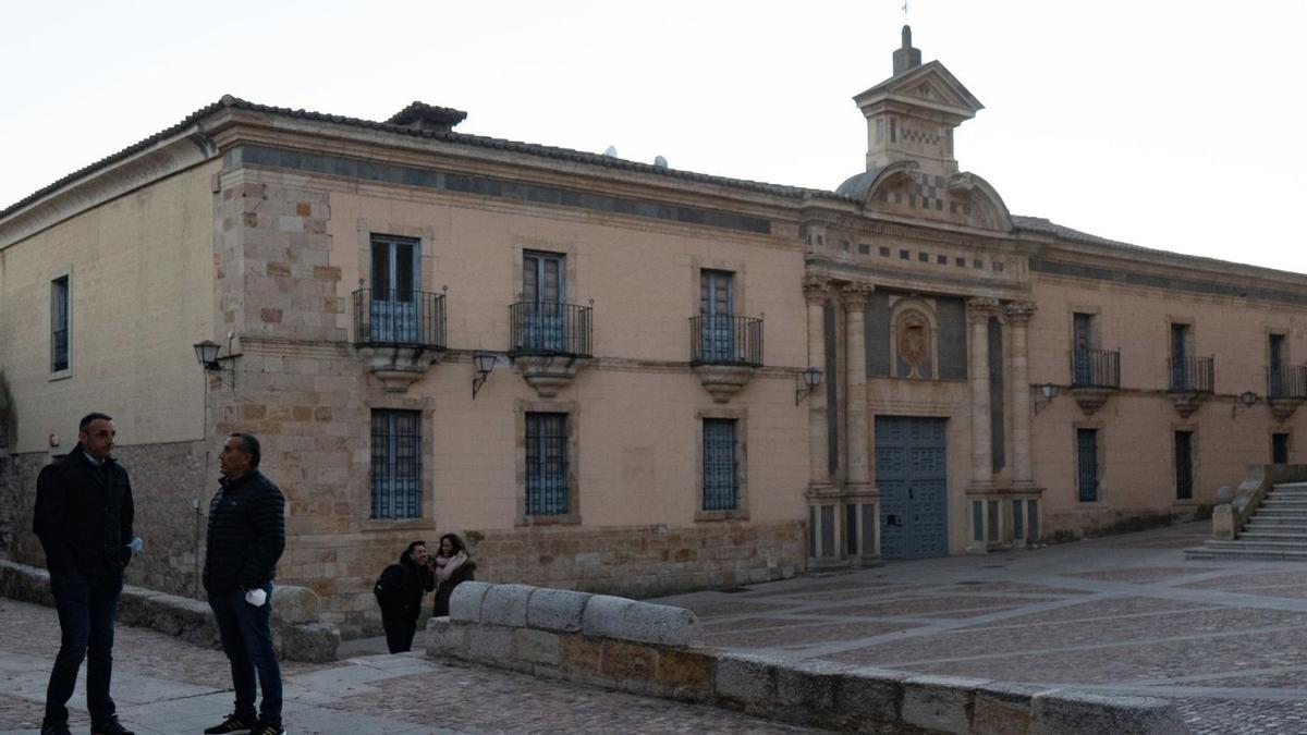 Un grupo de personas en las inmediaciones del Palacio Episcopal, actualmente cerrado. | J. L. Fernández