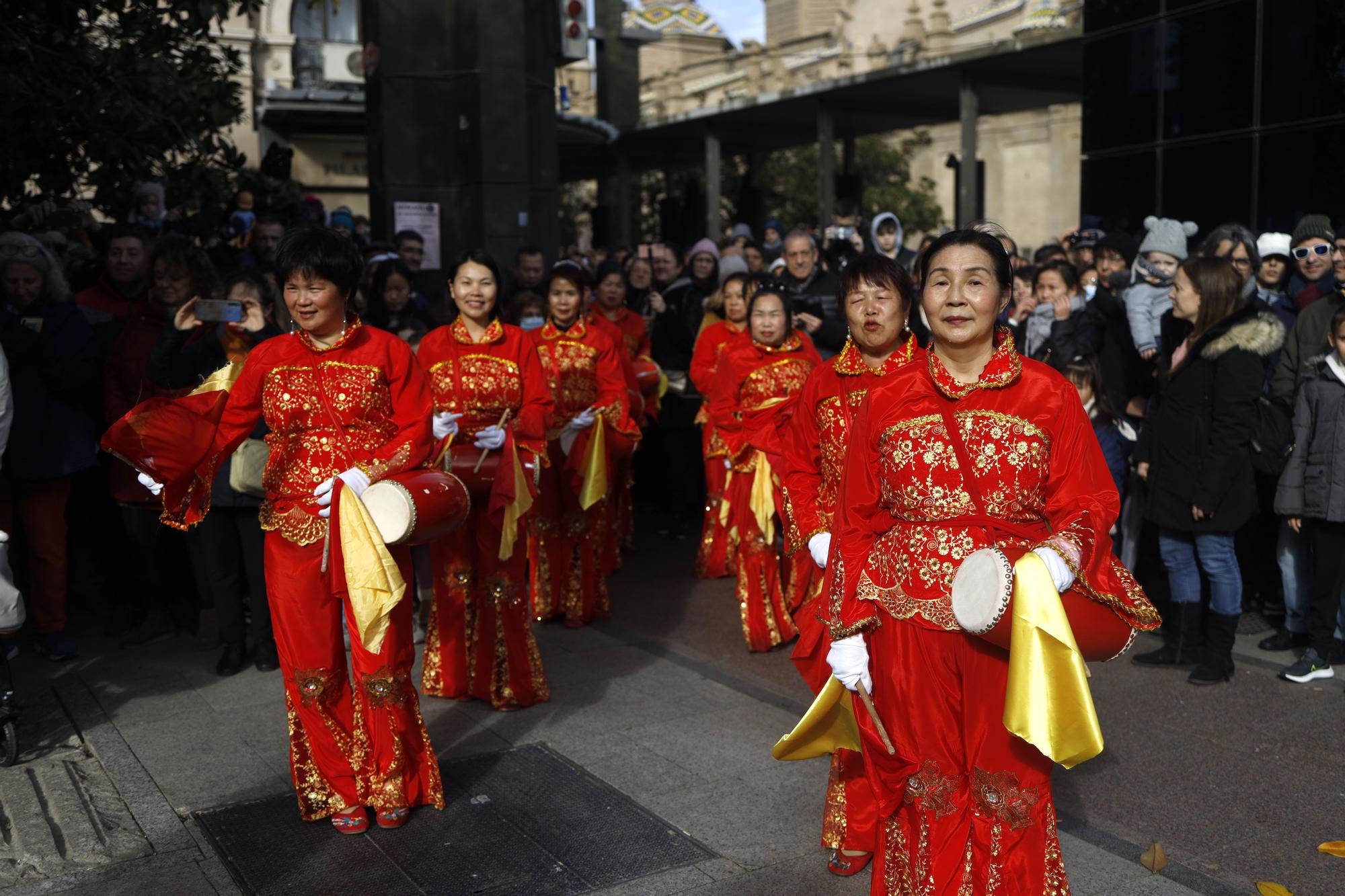 La comunidad china de Zaragoza llena de color el centro para saludar al Año del conejo
