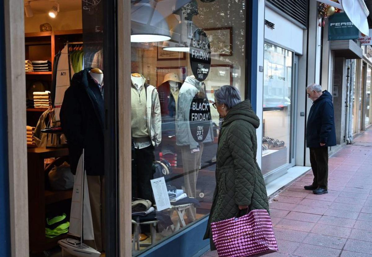 Varios comercios ya ofrecen descuentos desde ayer. |  Rafa Vázquez