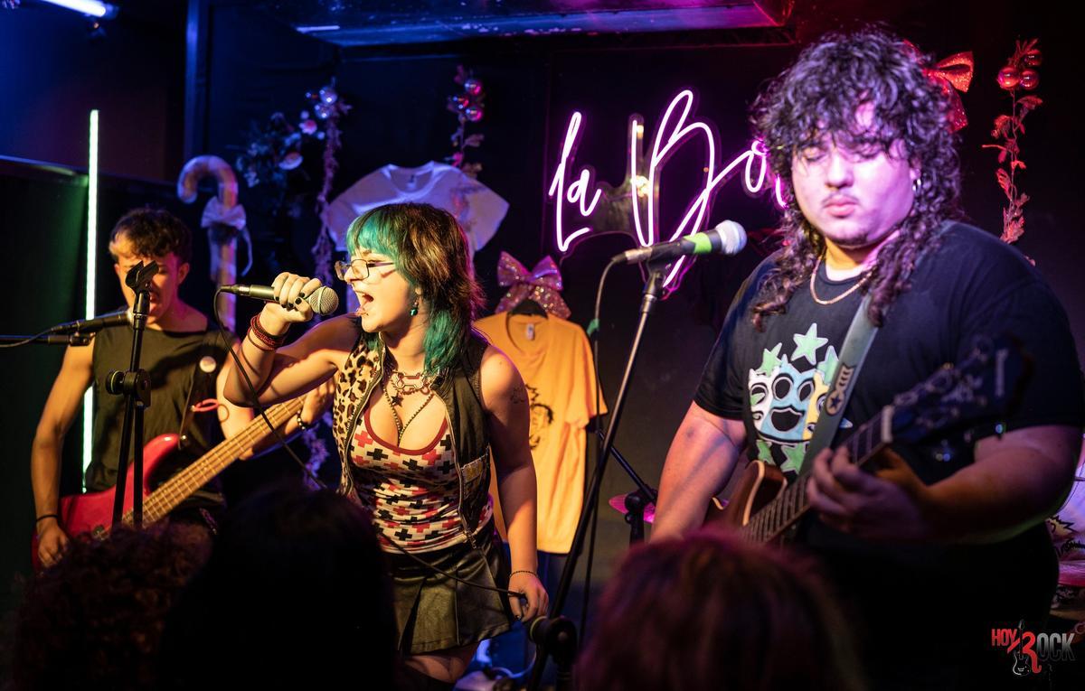 Kompulsivo durante un concierto en La Bowie de Tenerife.