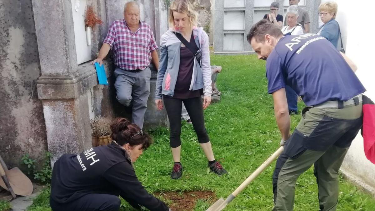 Comienza la búsqueda de una fosa común en Villapedre (Navia) | R. L.