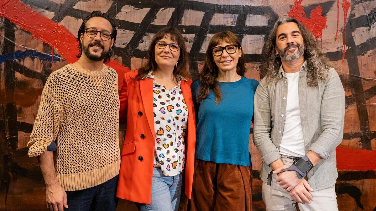 Yolanda Blanco, la segunda por la izquierda, con parte del equipo de 'Blanco y en botella'.