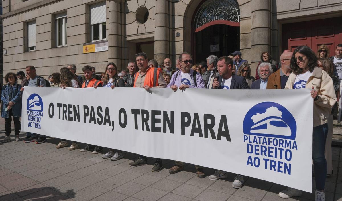 Concentración de protesta, ayer, ante la Subdelegación de Gobierno de Ourense | ROI CRUZ