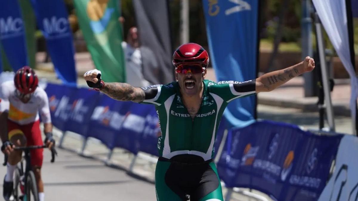 Rubén Tanco celebra su victoria en Melilla tras cruzar la línea de meta en primer lugar.