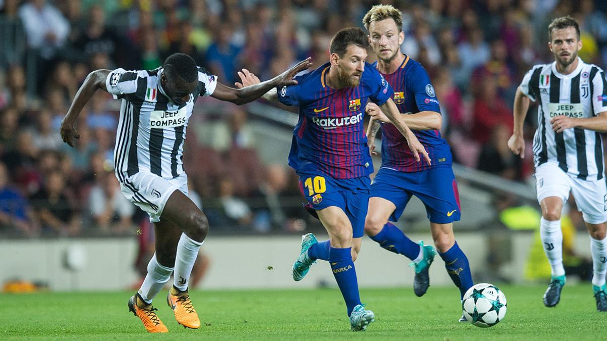 Messi intenta driblar a Matuidi en el partido contra la Juventus de la primera vuelta de la Champions League