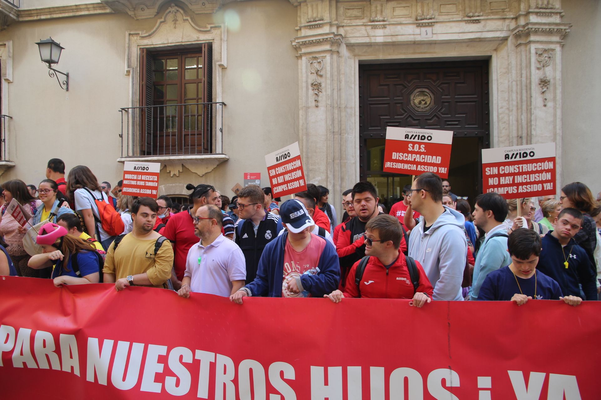 Concentración de Assido en Murcia ante la CHS