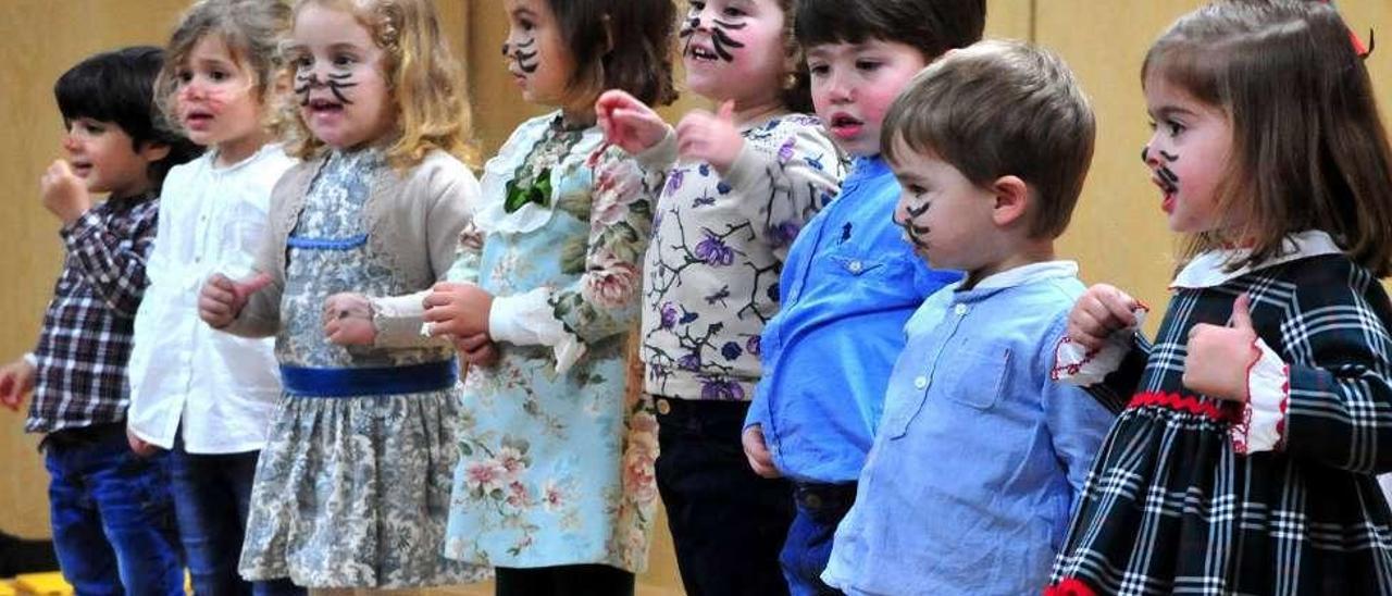 Los más pequeños de la clase se maquillan para el concierto. // Iñaki Abella