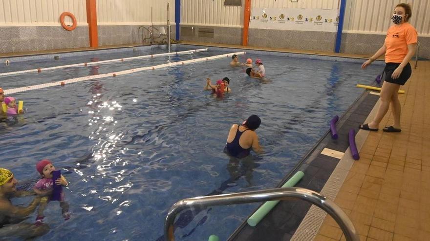 La natación para bebés o de preparación al parto son dos de las actividades que se ofertan en la piscina Aigua-salut.