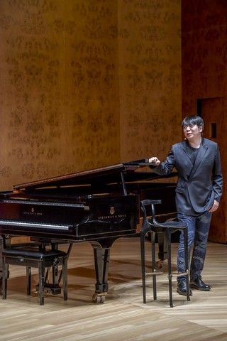 El pianista Lang Lang mantiene un encuentro con estudiantes de música en Gran Canaria