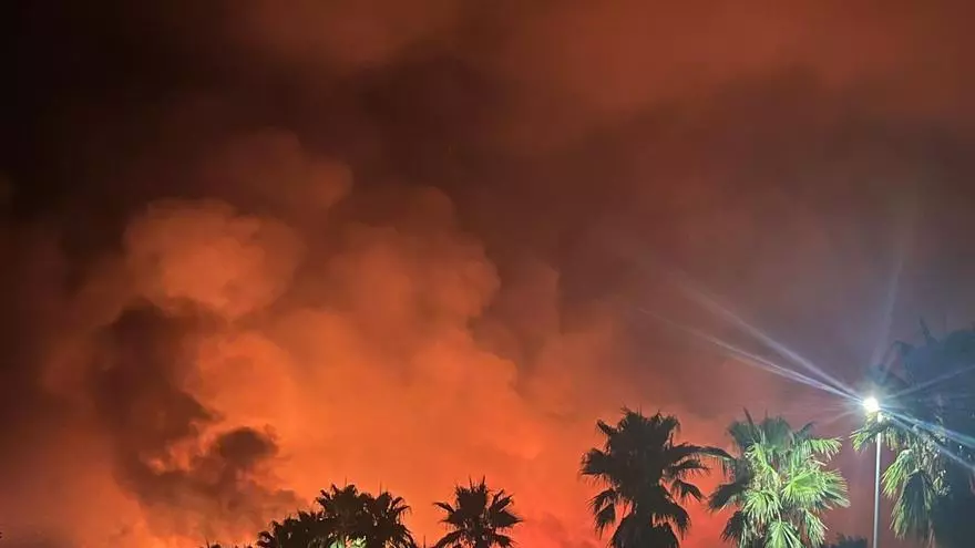 Vídeo | Así ha sido el incendio de Montehermoso, que ha obligado a desalojar una residencia y una urbanización