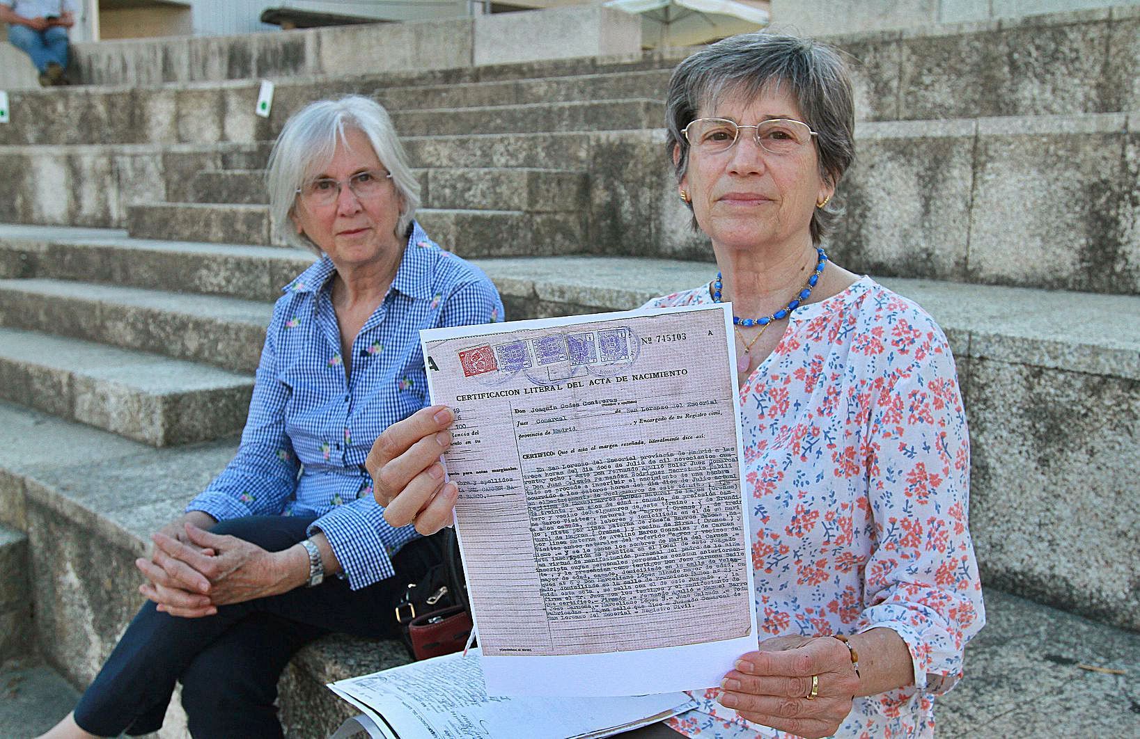 las hermanas Pilar y Carmen Barros, quien nació en una chabola en Cuelgamuros en julio de 1948.