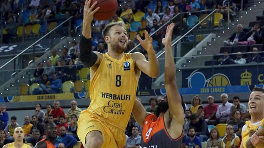 Brad Newley  entra a canasta ante la defensa de Chris Lofton del Le Mans Sarthe Basket