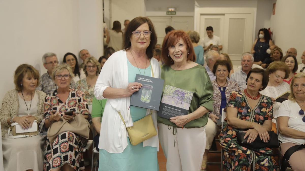 María Olmo y Lola Alonso muestran un ejemplar del libro.