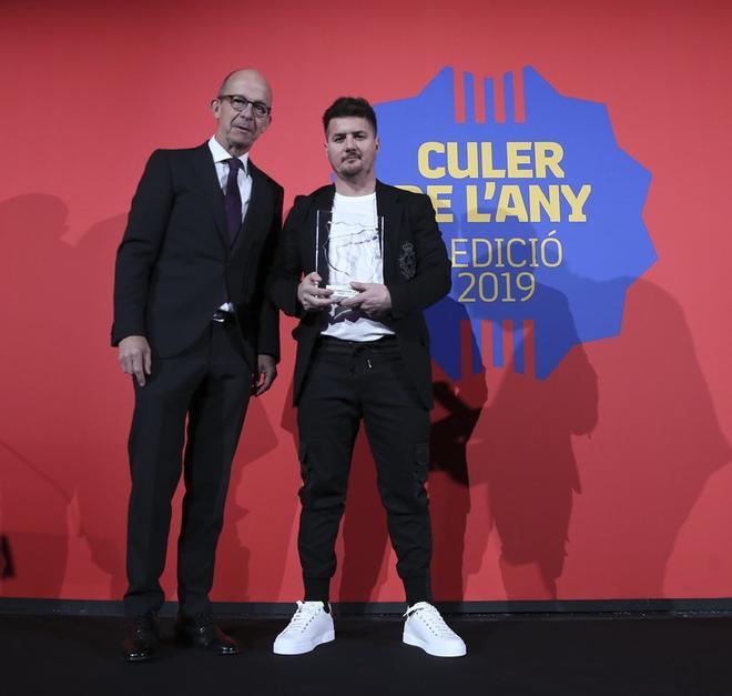 Rodrigo Messi en el escenario con el trofeo a la Fundació Leo Messi.