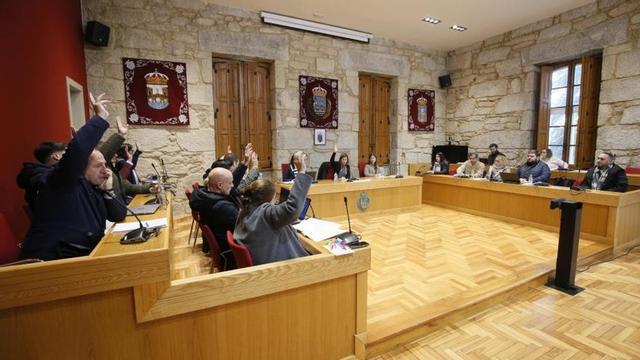 El equipo de gobierno vota a favor en un pleno de Ponteareas. | A.G.