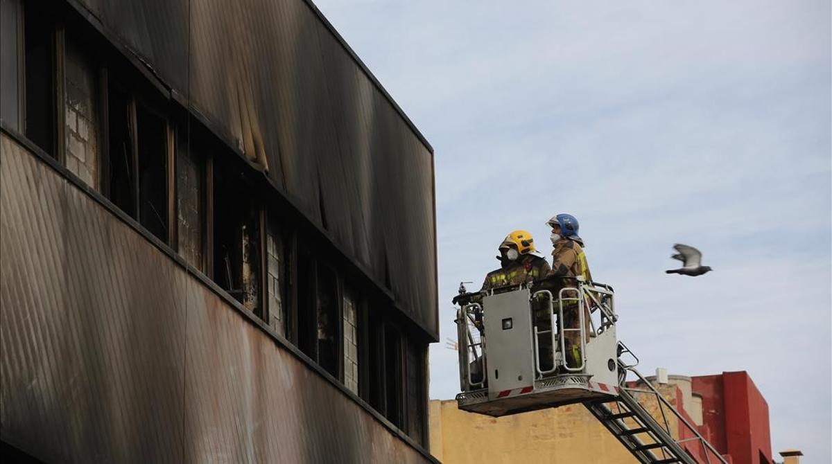 BADALONA 11 12 2020  Barcelona   Incendio en una nave de Badalona c Guifre con c Tortosa  FOTO de RICARD CUGAT