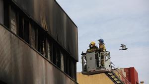 BADALONA 11 12 2020  Barcelona   Incendio en una nave de Badalona c Guifre con c Tortosa  FOTO de RICARD CUGAT