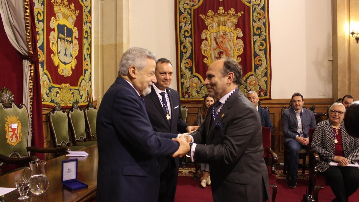 El rector Ignacio Villaverde recibe la distinción de manos del presidente de la Academia Xacobea, Xesús Palmou.