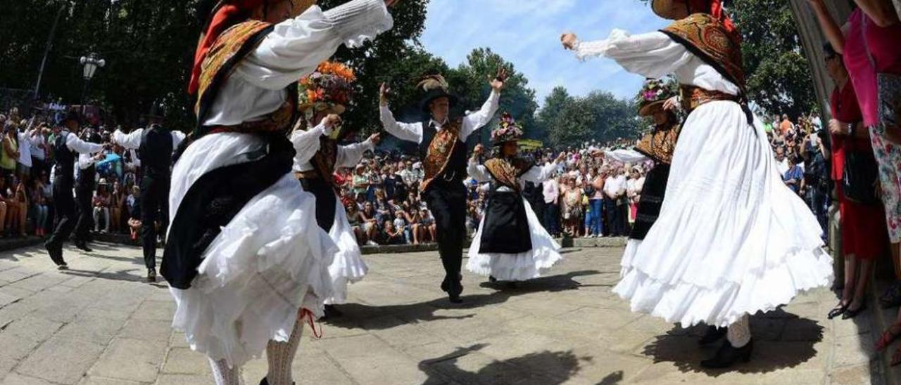 Unha perspectiva da danza de Darbo, que se baila cada 8 de setembro. // Gonzalo Núñez