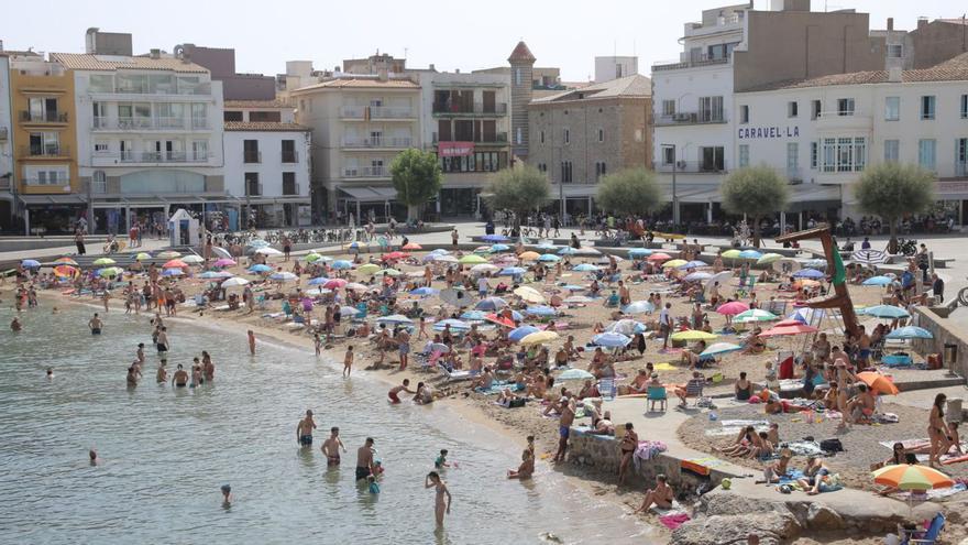 La platja de l’Escala plena de banyistes en una imatge d’arxiu.  | BASILI GIRONÈS