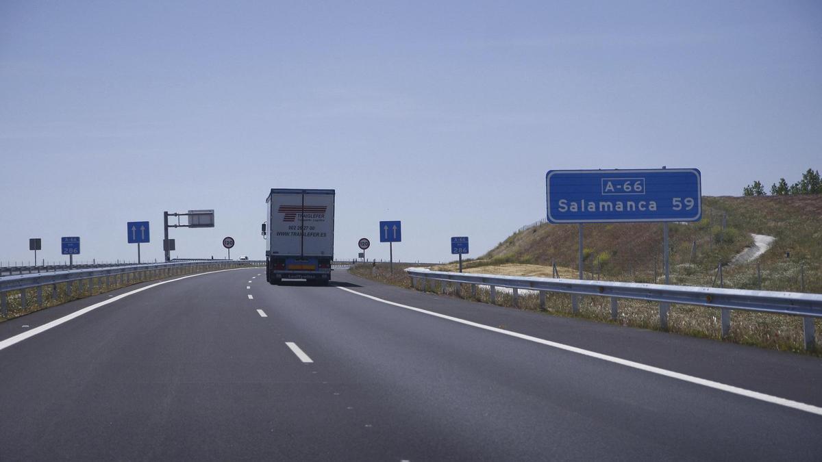 Autovía A-66 entre Zamora y Salamanca.