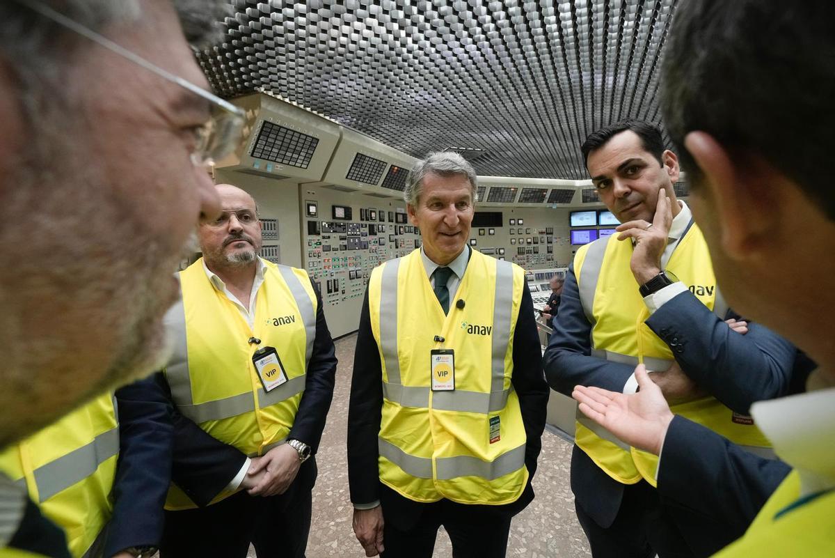 El presidente del PP Alberto Núñez Feijóo visita las centrales nucleares de Ascó junto al líder del PP en Catalunya, Alejandro Fernández y el Secretario de Economía y Empleo, Alberto Nadal.