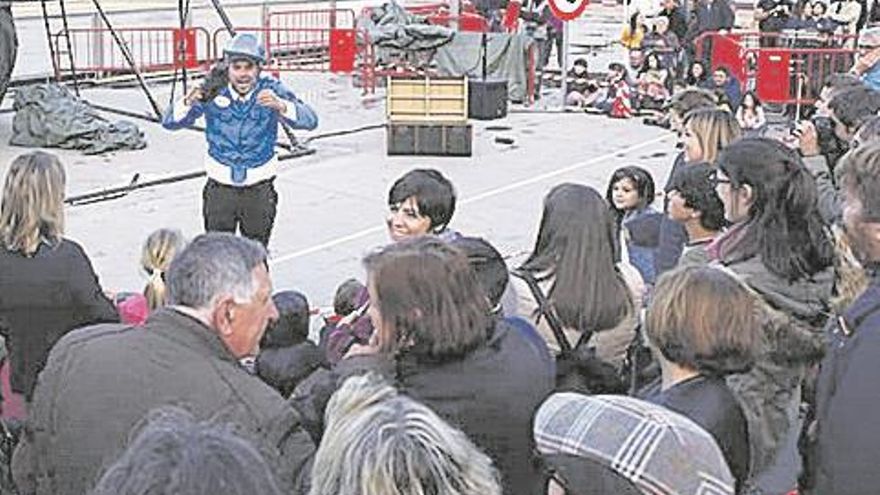 Una veintena de compañías aportan danza, humor y acrobacias al inicio del FitCarrer