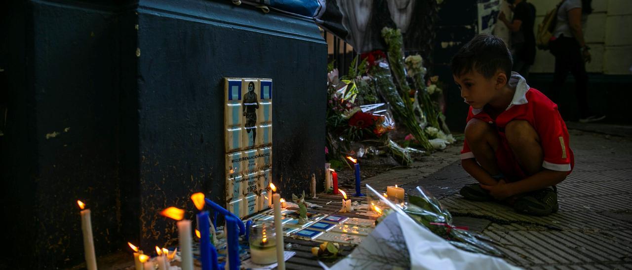 Un niño observa un altar improvisado en honor a Maradona en La Plata.