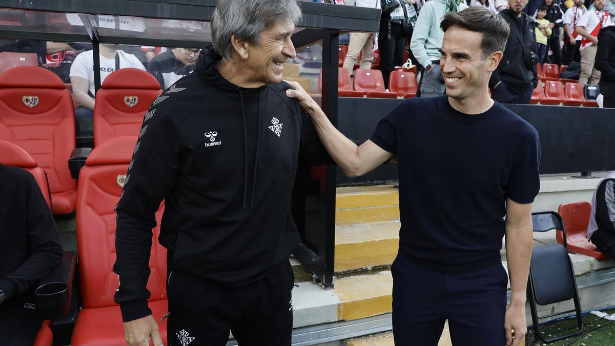 Íñigo Pérez, entrenador del Rayo, saluda a Manuel Pellegrini, entrenador del Betis, en Vallecas la pasada temporada de Liga.
