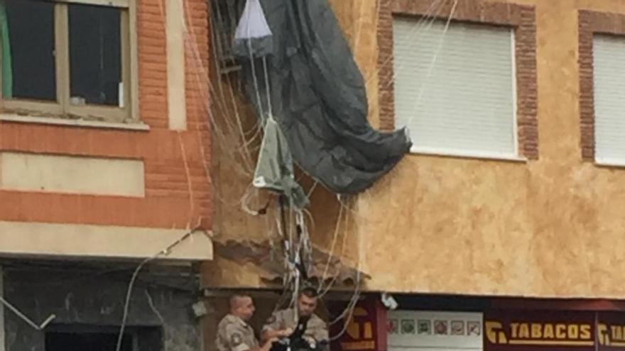 Cae un paracaidista sobre las casas de Sangonera la Seca