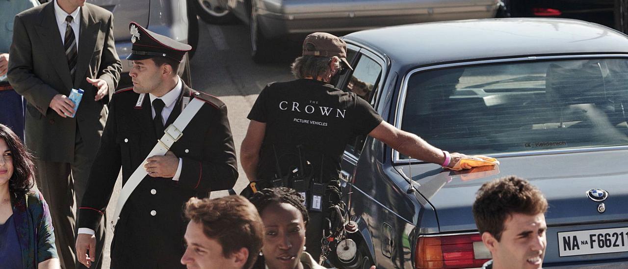 Un empleado limpia uno de los coches del rodaje antes de la reciente grabación de ‘The Crown’ en el Club de Mar de Palma.