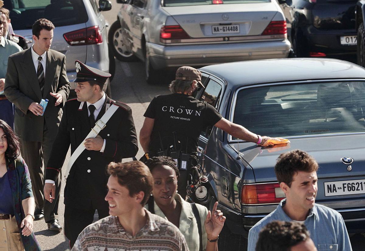 Un empleado limpia uno de los coches del rodaje antes de la reciente grabación de ‘The Crown’ en el Club de Mar de Palma.