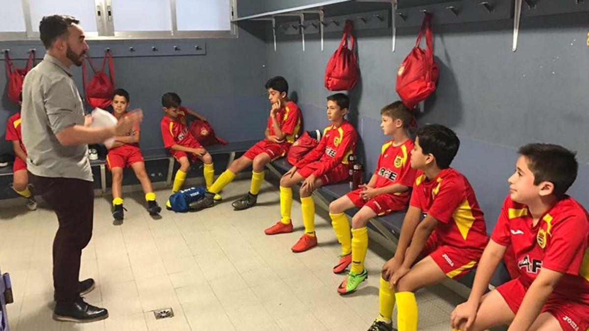 Chesco Rivas, dando instrucciones a un grupo de jóvenes jugadores de la RAFE