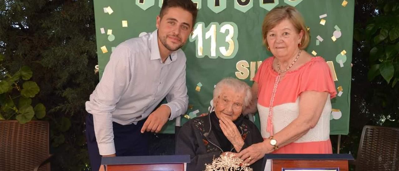 Silveria junto a su hija Leo y a Daniel Germán en su último cumpleaños, el pasado 20 de junio.