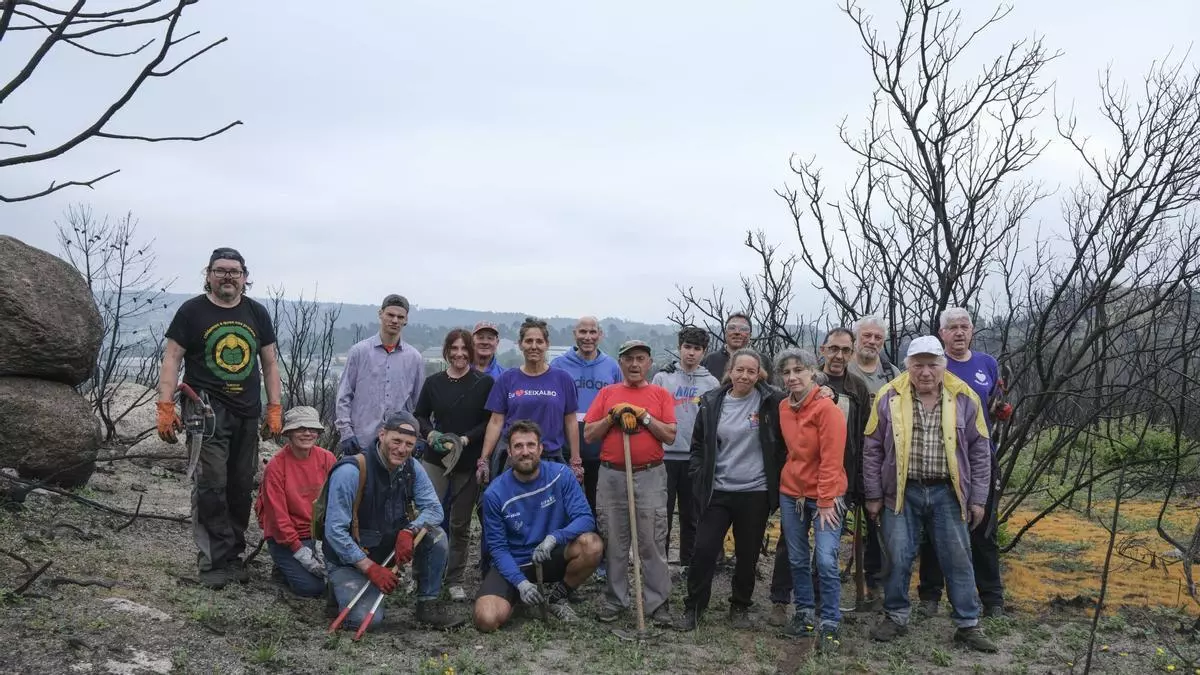 Voluntarios colaboran en la recuperación de un pulmón verde de Ourense arrasado por el fuego: «Era un dos refuxios climáticos da cidade»