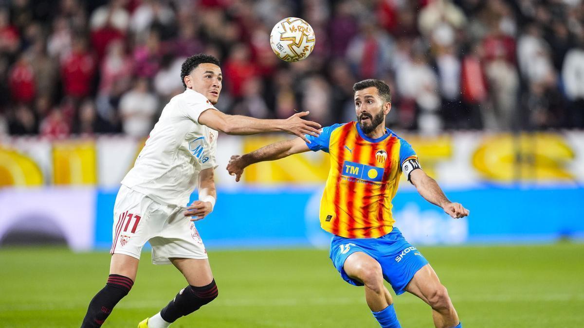 Ruben Vargas of Sevilla FC and Jose Gaya of Valencia CF in action during the Spanish league, LaLiga EA Sports, football match played between Sevilla FC and Valencia CF at Ramon Sanchez-Pizjuan stadium on March 21, 2026, in Sevilla, Spain. AFP7 21/03/2026 ONLY FOR USE IN SPAIN. Joaquin Corchero / AFP7 / Europa Press;2026;SPORT;ZSPORT;SOCCER;ZSOCCER;Sevilla FC v Valencia CF - LaLiga EA Sports