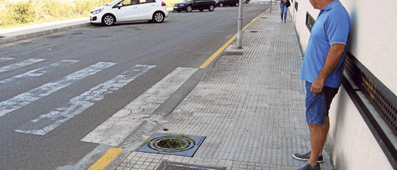 Un vecino de Mandrava ante uno de los hoyos que han quedado tras ser retirados los árboles.