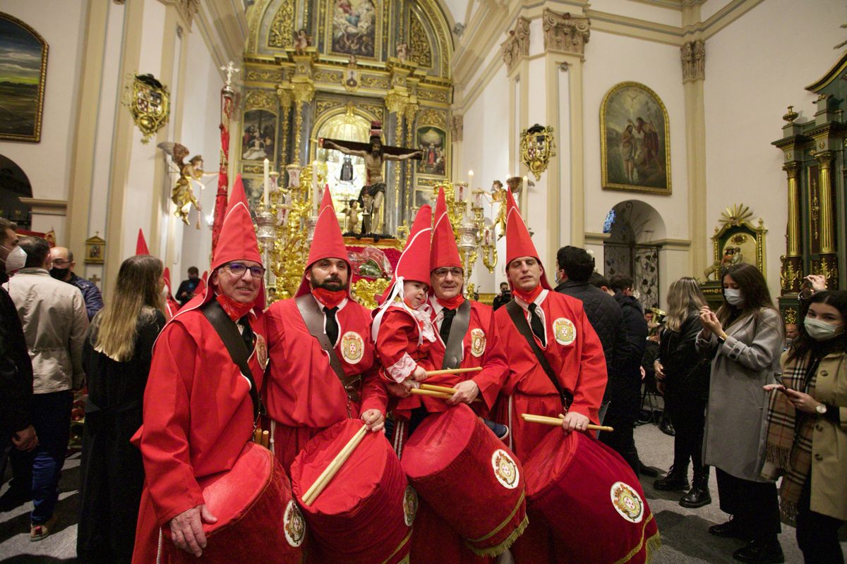 Los 'coloraos' de Murcia celebran el Miércoles Santo en la iglesia del Carmen tras la suspensión de la procesión