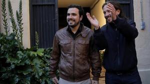 Pablo Iglesias y Alberto Garzón llegan a la Sala Mirador, en Madrid, para presentar su acuerdo de coalición. 