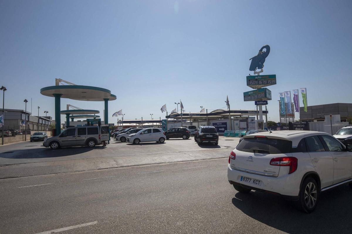 El precio de la gasolina se dispara en Mallorca y vuelven las colas a las estaciones de servicio 'low cost' El precio de la gasolina se dispara en Mallorca y vuelven las colas a las estaciones de servicio 'low cost'