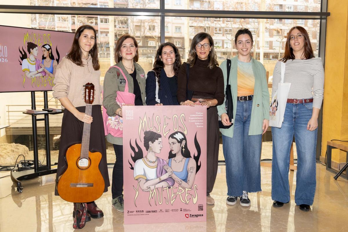 La cantautora Ester Vallejo, las consejeras Fernándes y Orós, las responsables de Serendipia Gestión Cultural y la ilustradora Sofía Ozcoz posan con el cartel de la nueva edición de 'Museos y mujeres'