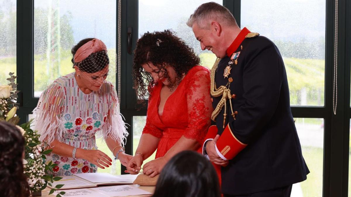 Un momento de la boda entre Julia Loureiro y Mariano Jiménez, oficiada por Nidia Arévalo.