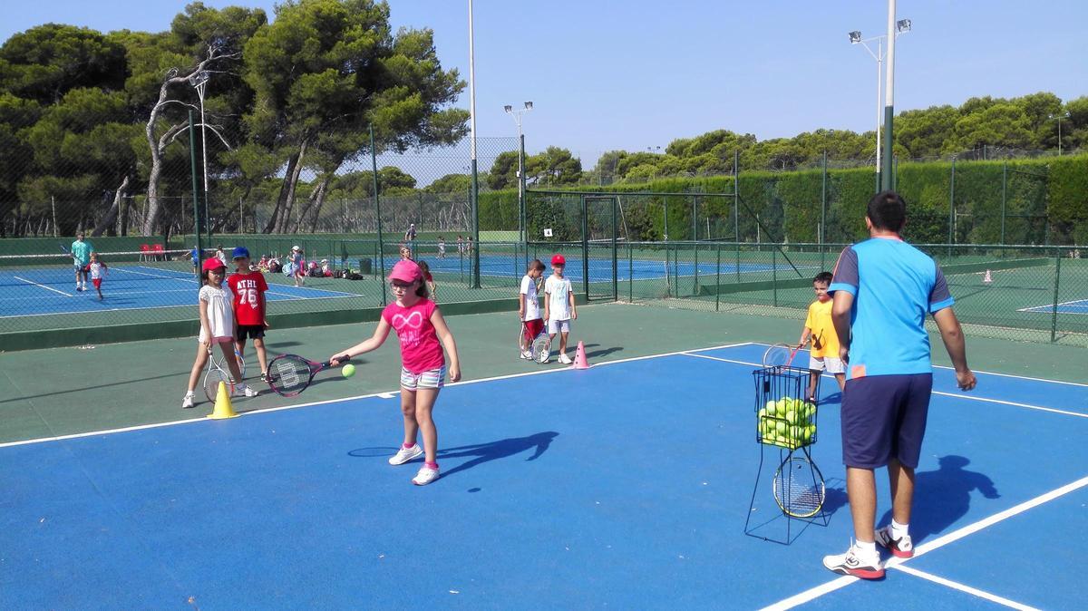Las instalaciones de tenis del Club de Golf Costa de Azahar de Castelló.