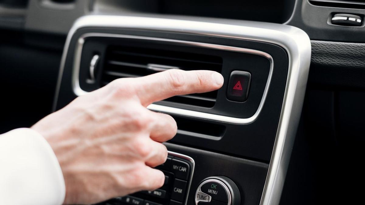 Un conductor activa las luces de emergencia de su coche.