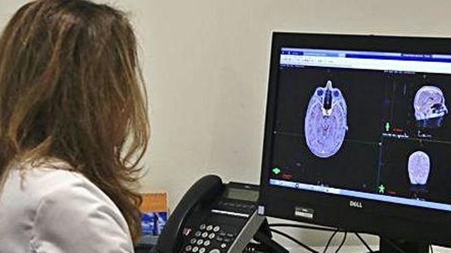 La metgessa adjunta del Servei d&#039;Oncologia Radioteràpica, Nuria Rodríguez, treballant a l&#039;Hospital del Mar