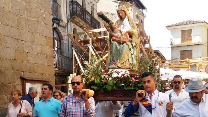 La Virgen de la Bandera camino de la iglesia de Nuestra Señora de la Asunción.