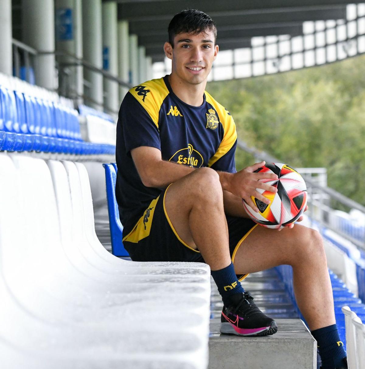 Martín Ochoa posa en Abegondo tras un entrenamiento bajo la lluvia con el Deportivo. |  // ARCAY / ROLLER AGENCIA